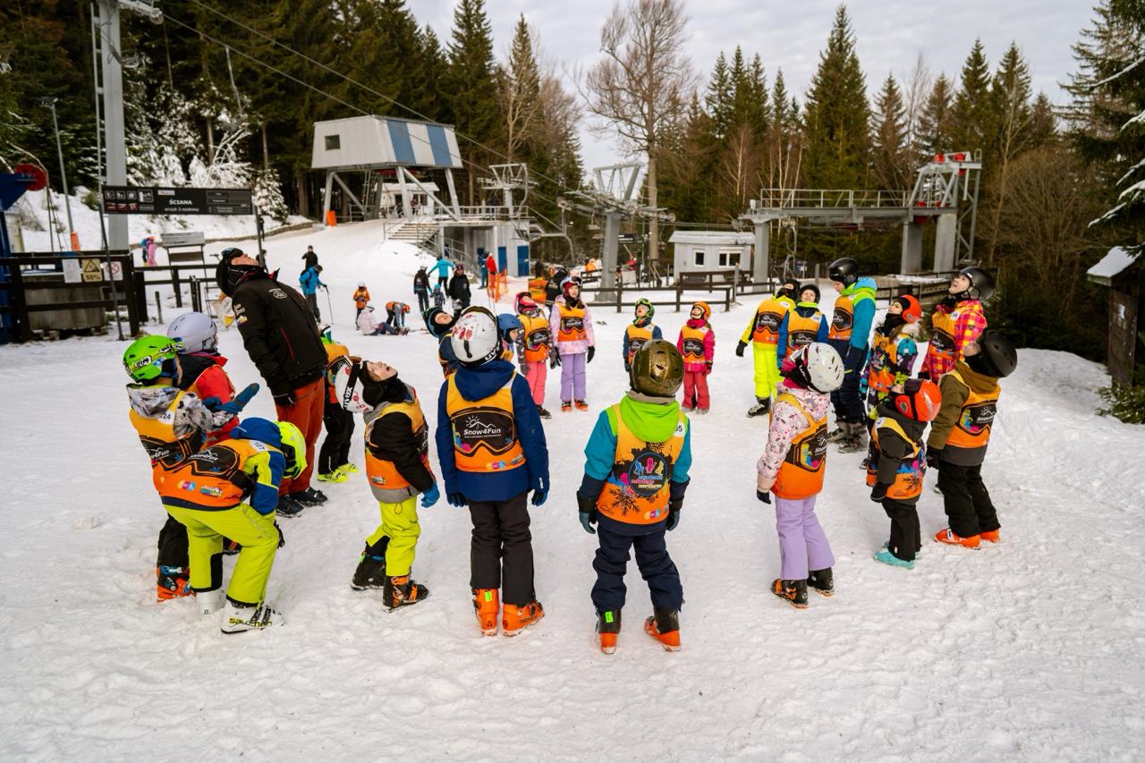 Dzieci na zajęciach narciarskich SNOW4FUN